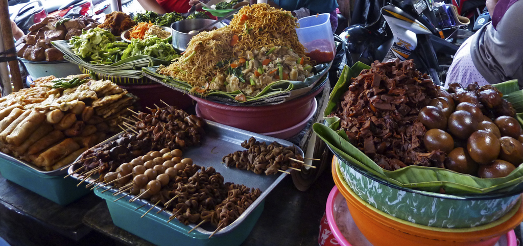 un tipico warung vende cibo di strada a Yogyakarta