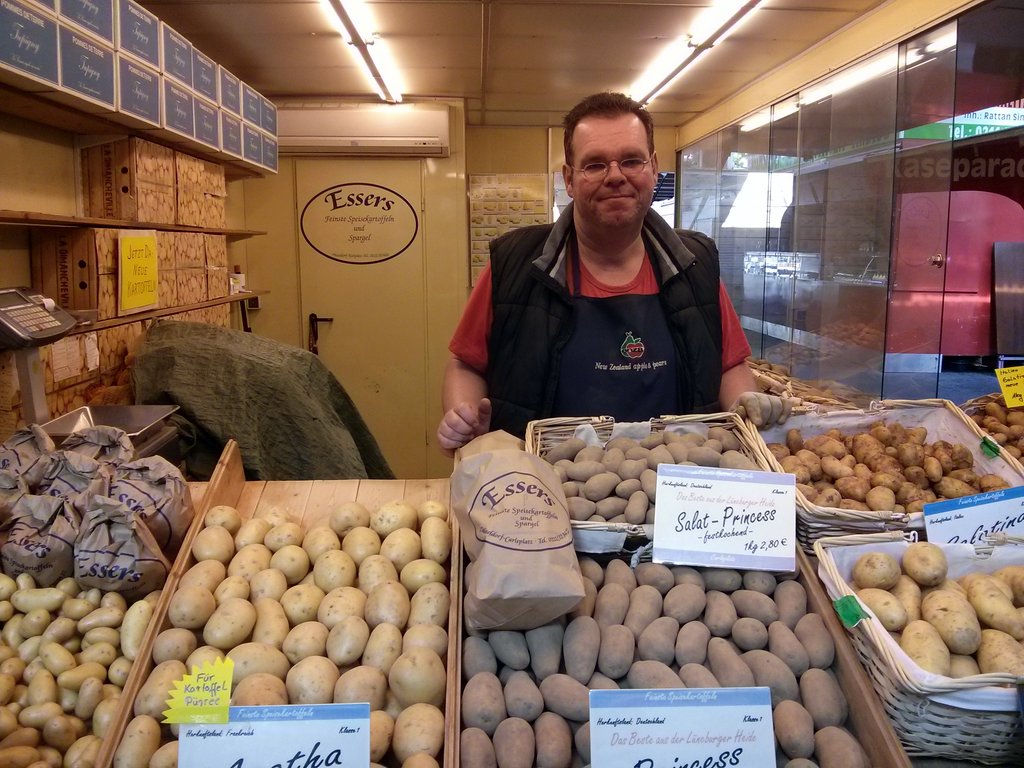 Il mercato coperto di Carlsplatz: patate di ogni tipo