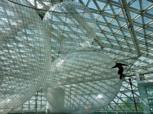 Marco scala l'opera di Tomas Saraceno