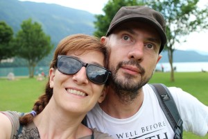 marco e paola in riva al lago di molveno