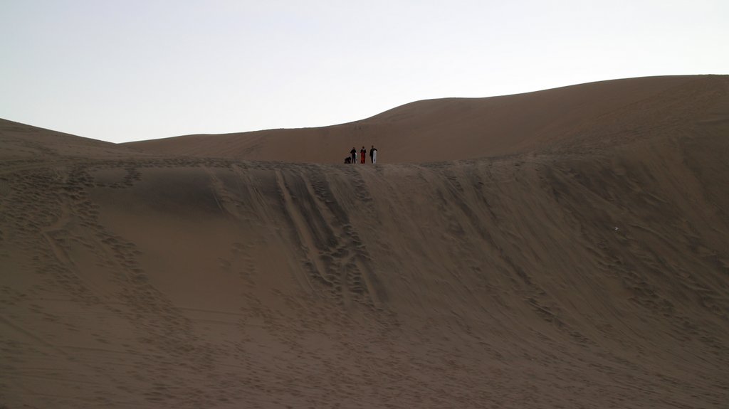 pronti a scendere giù dalle dune di Huacachina in sandboarding