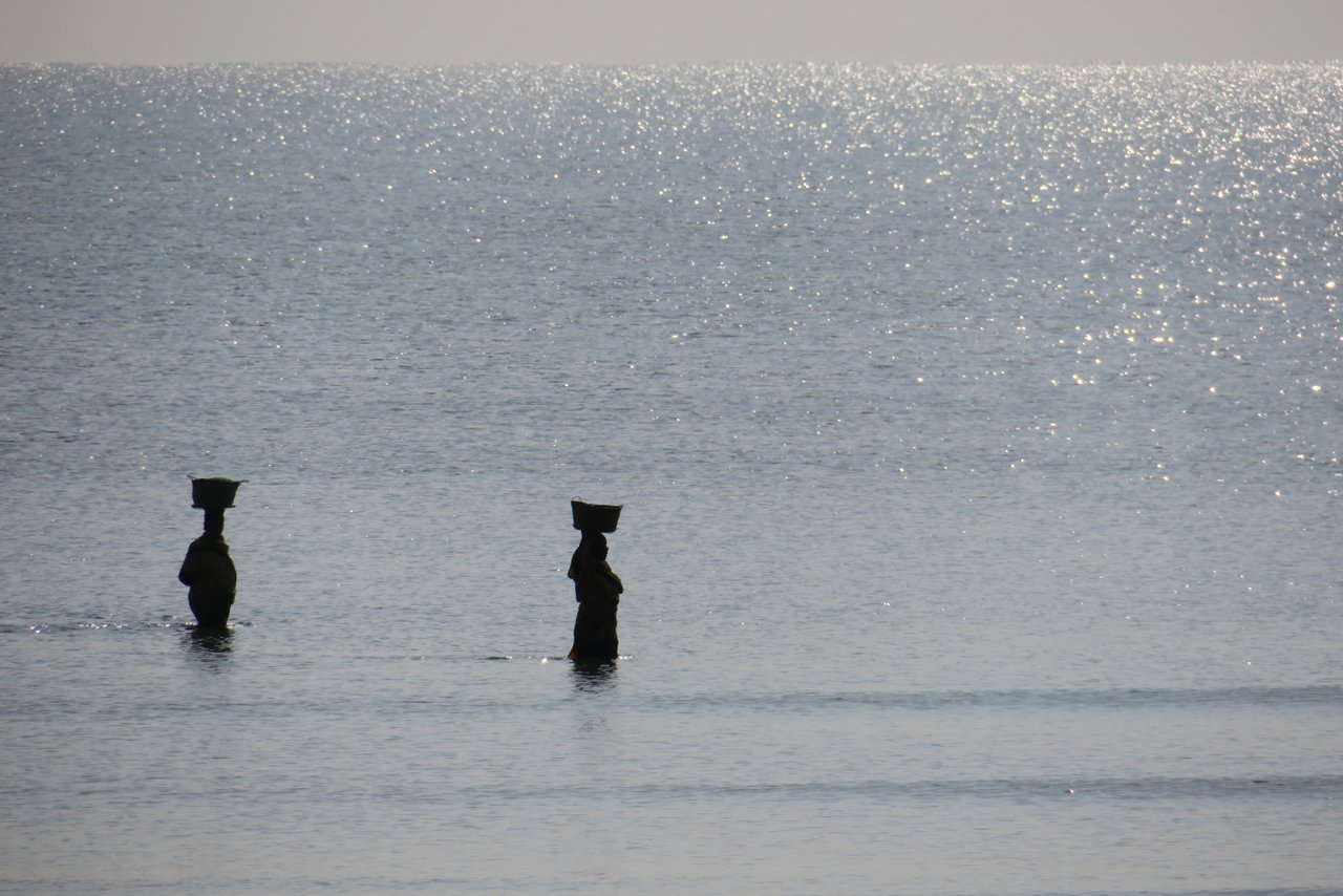 cosa vedere a bagamoyo: donne sulla spiaggia