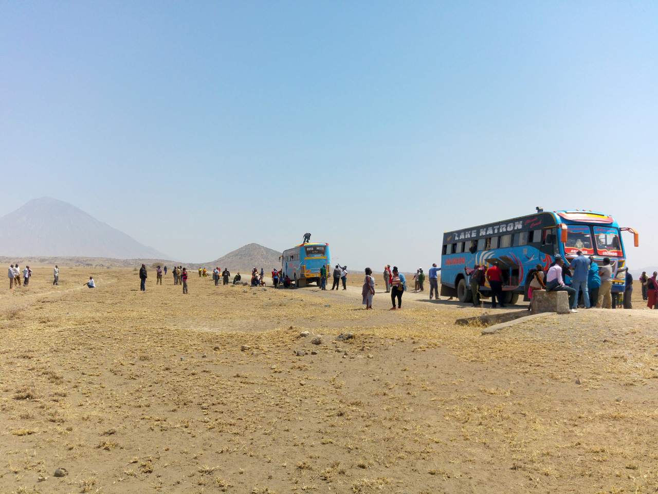 lago natron tanzania: fermi nel deserto con l'autobus