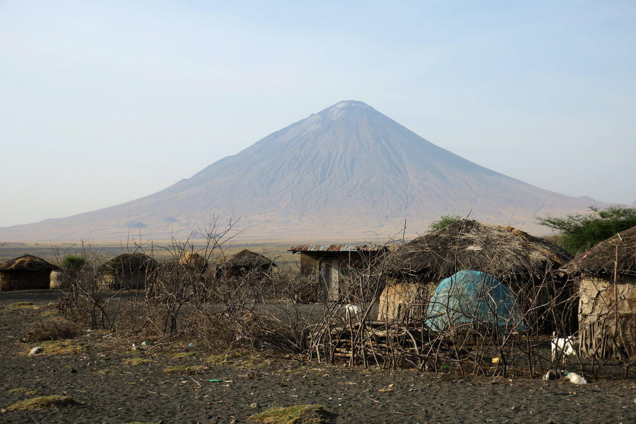 lago natron tanzania: il vulcano Ol Doinyo Lengai