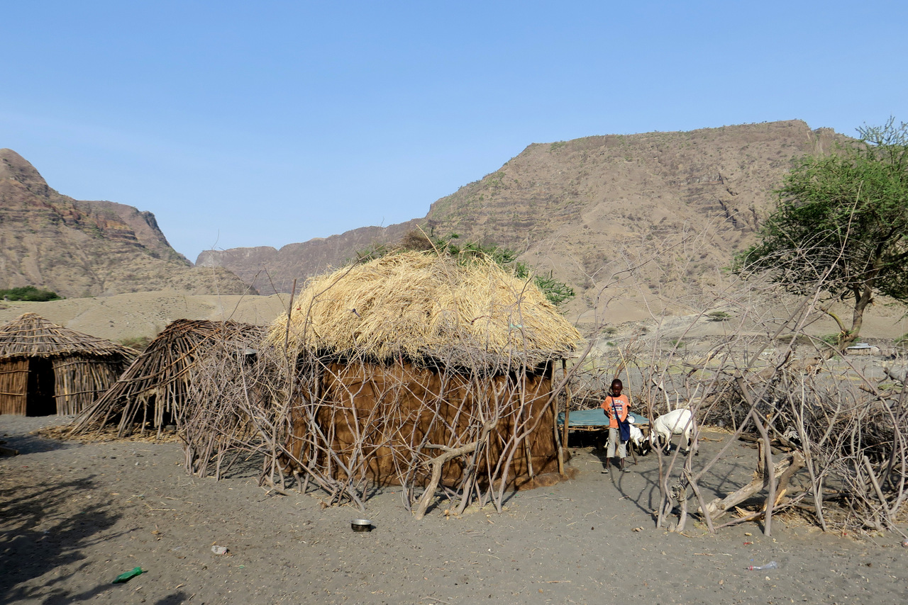 lago natron tanzania: case nel villaggio masai