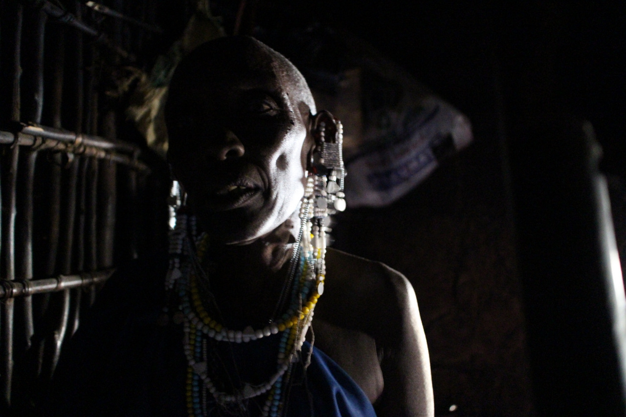 lago natron tanzania: interno della casa con donna masai