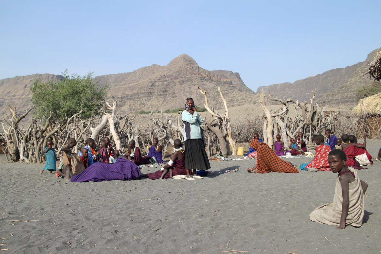 lago natron tanzania: le donne del villaggio masai