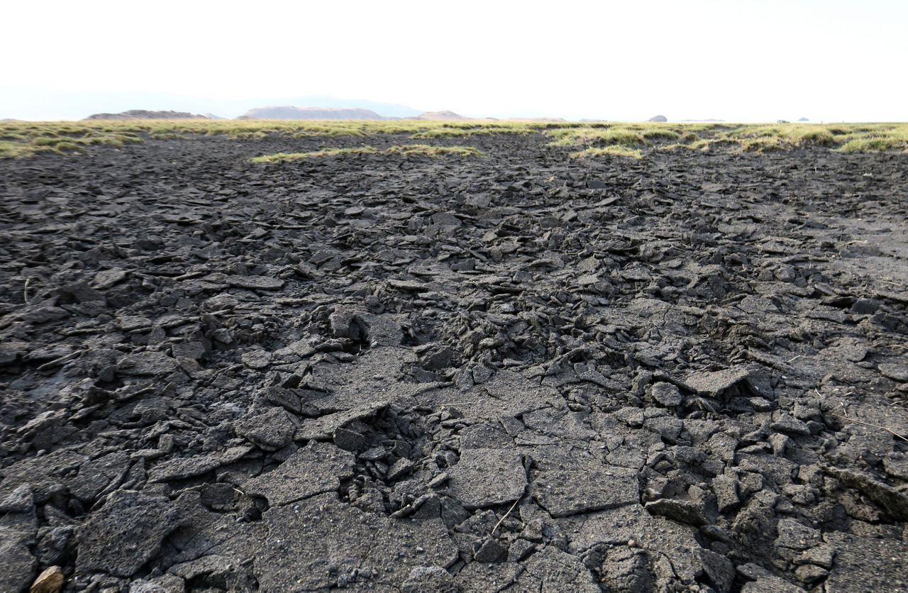 lago natron tanzania: la crosta formata dai sali del lago