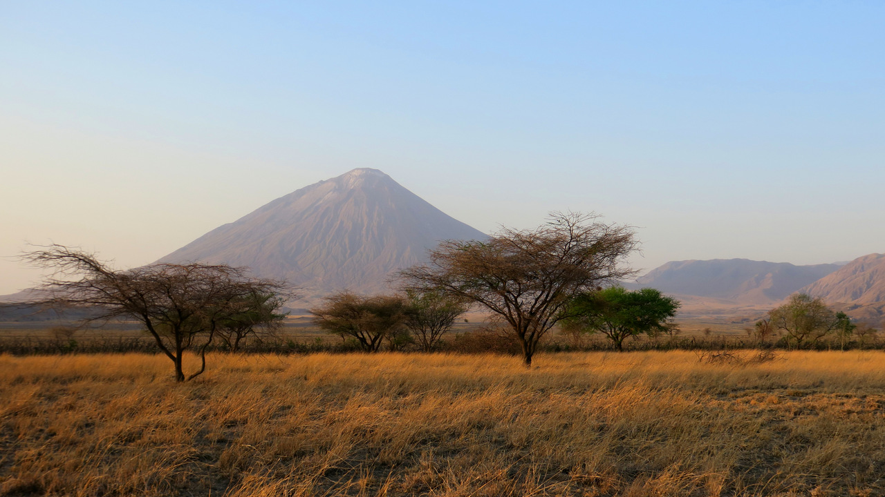 lago natron tanzania: la vista del vulcano dal campeggio