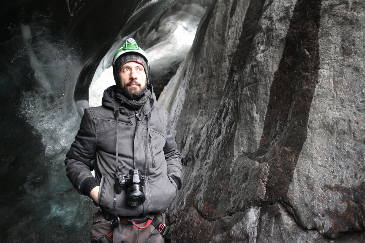 islanda in inverno low cost: marco pronto a scendere nella grotta di ghiaccio