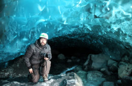 escursione alla grotta di ghiacchio: marco nella grotta