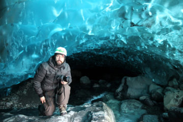 escursione alla grotta di ghiacchio: marco nella grotta