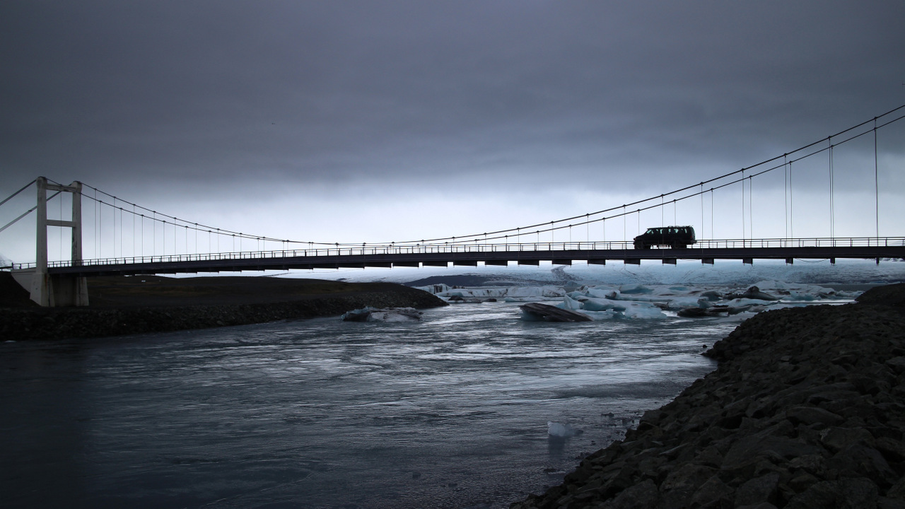 laguna di jokulsarlon: il ponte sullo sbocco in mare