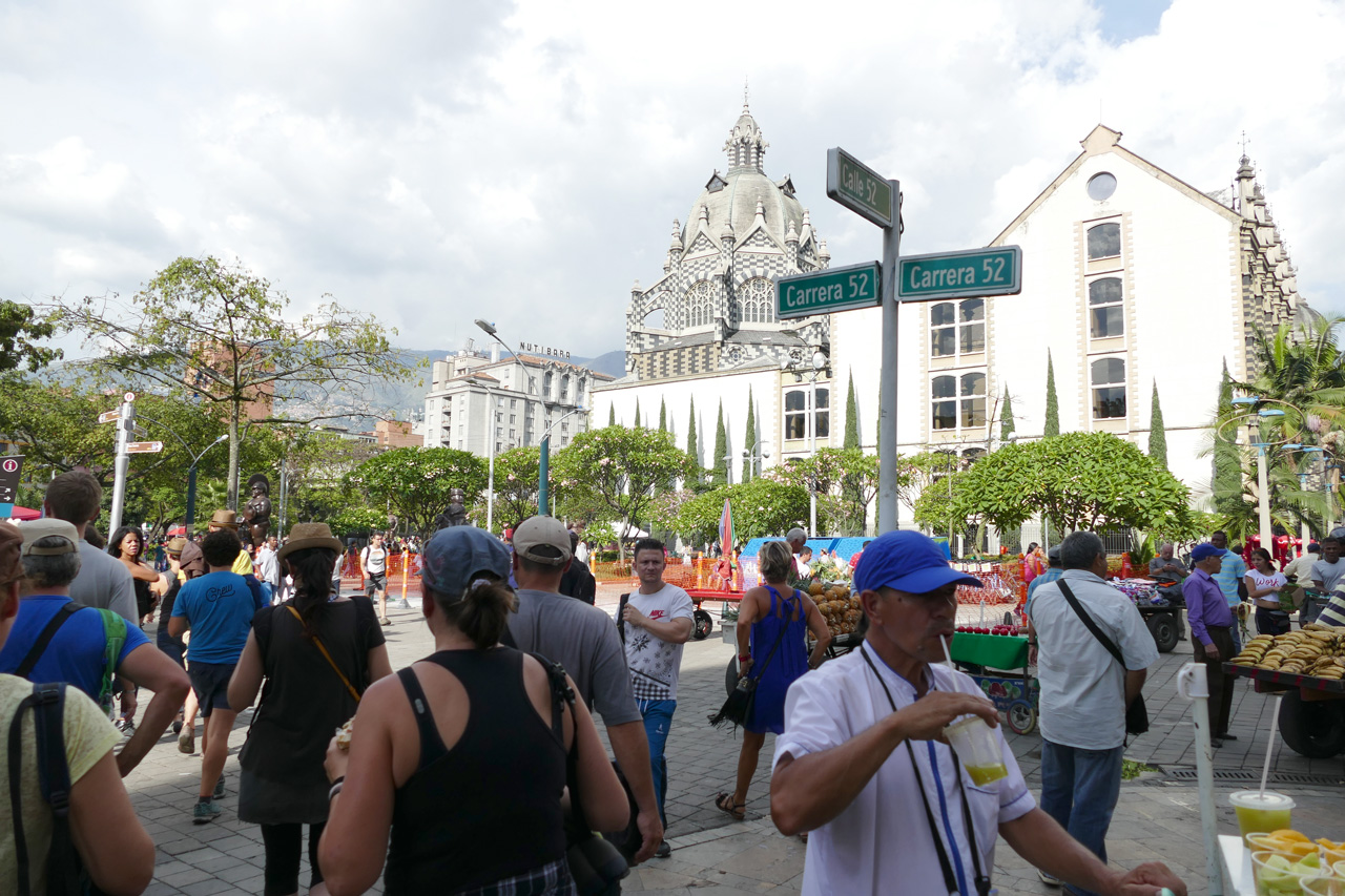 Una delle tante piazzette affollate nel centro di Medellín