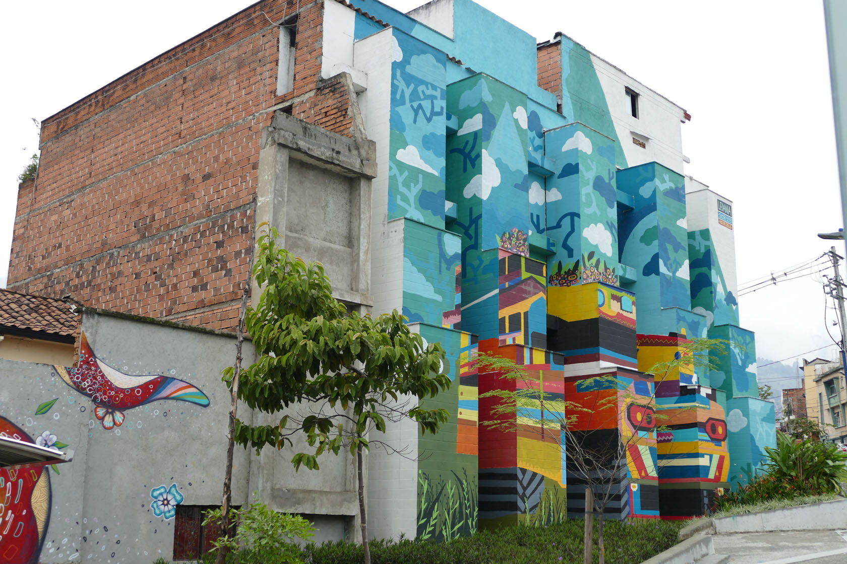 Street art a Medellin: la Chiva di Ledania