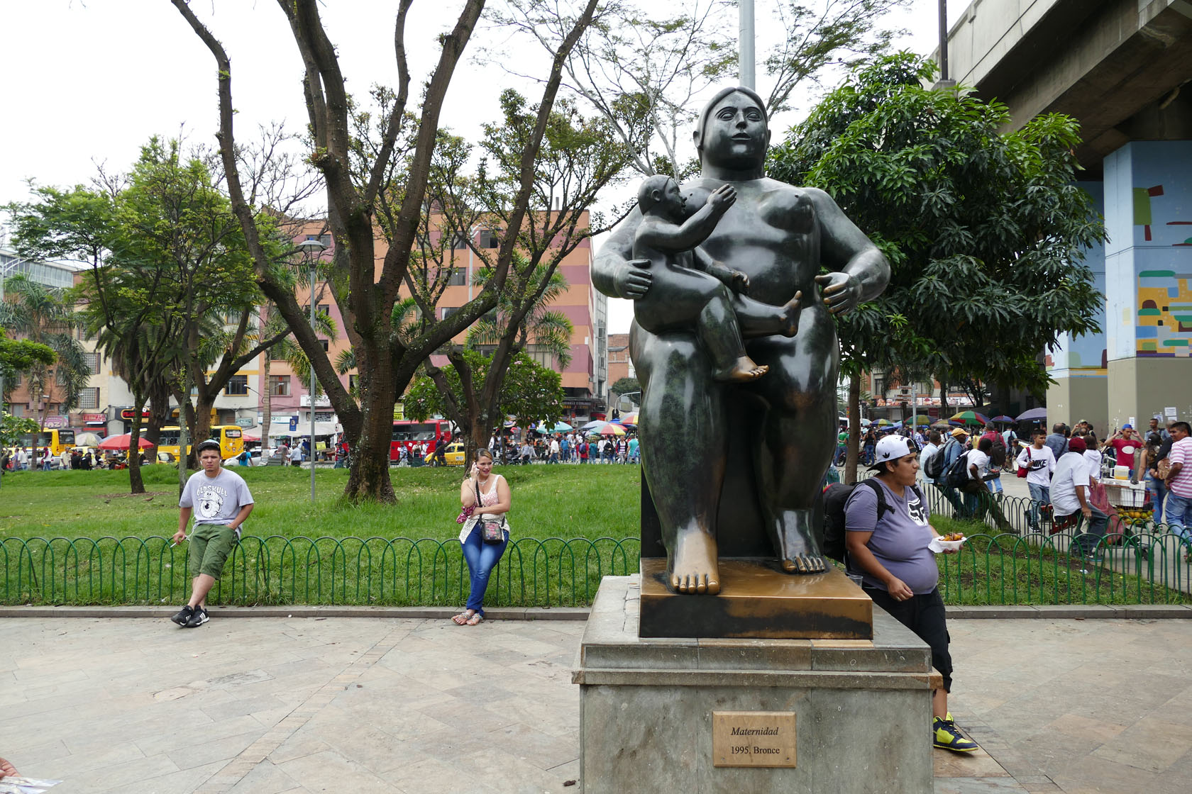 La maternità di Botero a Medellin, a cui tutti strofinano i piedi (come portafortuna)